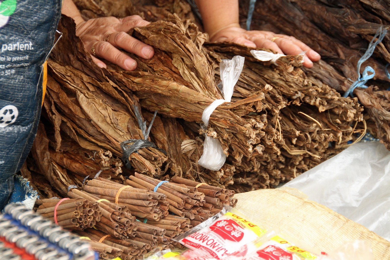 EL TABACO, Un mundo envuelto en humo